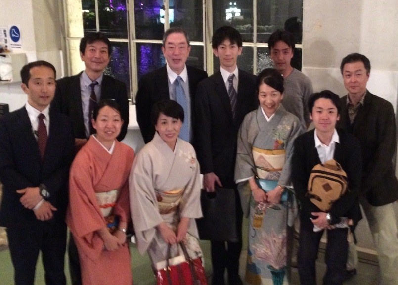 坂東彌十郎丈、坂東新悟丈及び　お弟子の皆様方と当事務所関係者による記念撮影