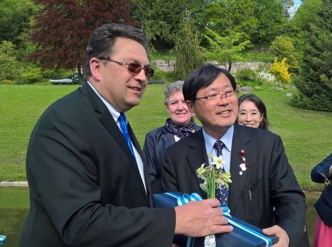 M. Wehrli, Syndic de Montreux et M. Kogo, Président du Conseil communal de Chiba