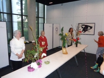 (Démonstration d'ikebana par Mme TARDIVELLE. Mme SHIMADA et Mme FREYLING)