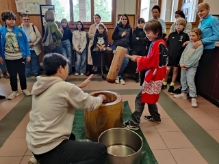 Démonstration de mochi-tsuki (pilonnage de mochi)