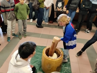 Démonstration de mochi-tsuki (pilonnage de mochi)