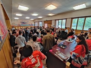 餅試食と餅つき体験会場の様子