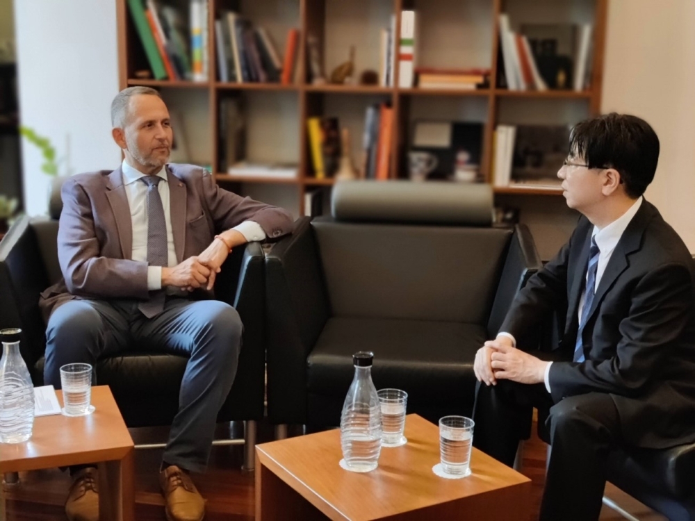 Visite de courtoisie de M. HAGINO Akiyuki, Chef du Consulat, à M. Norman GOBBI, Président du Conseil d'État du Canton du Tessin